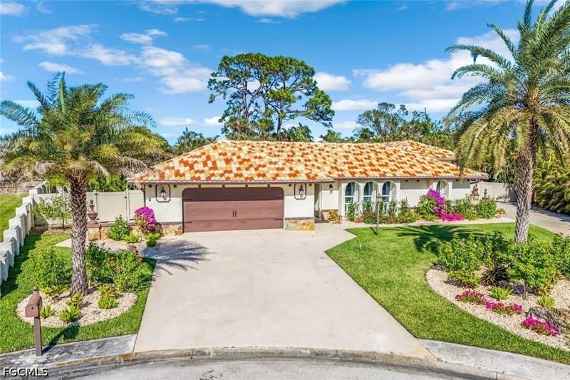 4 bedroom SingleFamilyResidence at 13750 McGregor Blvd, Town And River, Fort Myers — photo 2