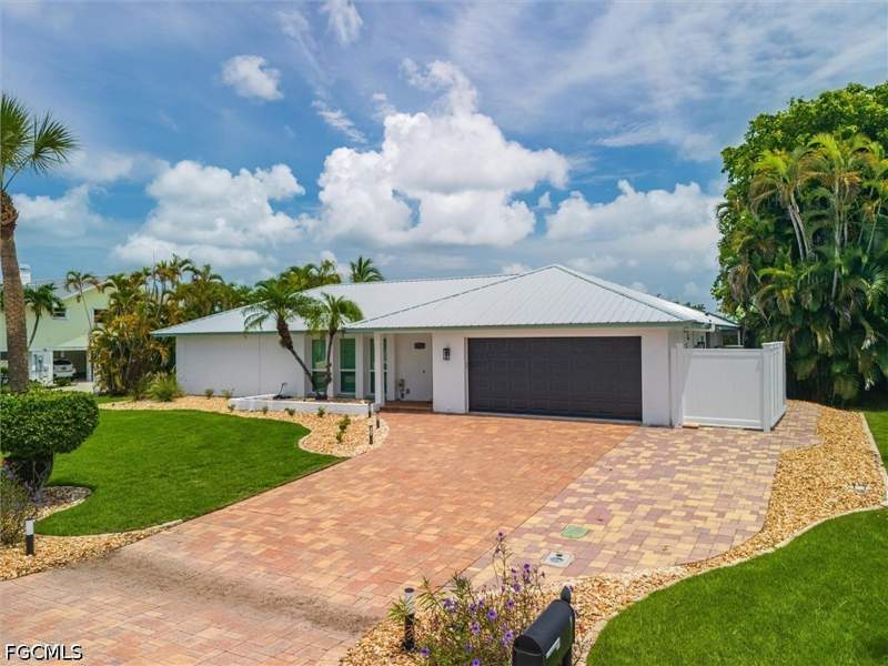 4 bedroom SingleFamilyResidence at 1477 Albatross Rd, The Dunes Sanibel Island, Sanibel — photo 2