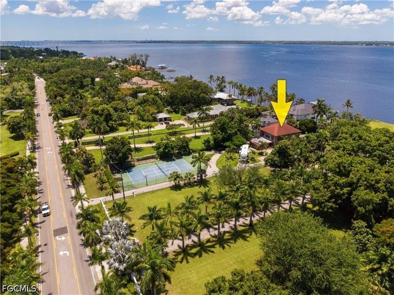 5 bedroom SingleFamilyResidence at 2430 McGregor Blvd, Fort Myers, Fort Myers — photo 2