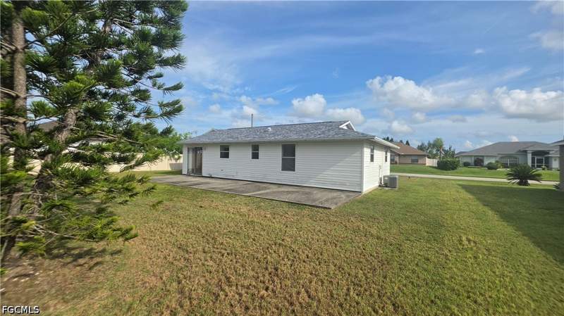 3 bedroom SingleFamilyResidence at 419 SE 15th St, Cape Coral, Cape Coral — photo 4
