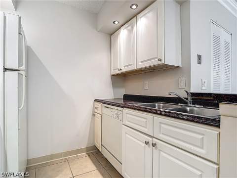 194 Santa Clara Dr 12, Naples FL - photo 15 of 41