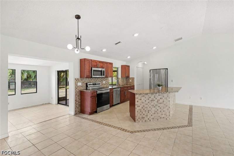 3 bedroom SingleFamilyResidence at 1416 SE 19th St, Cape Coral, Cape Coral — photo 4