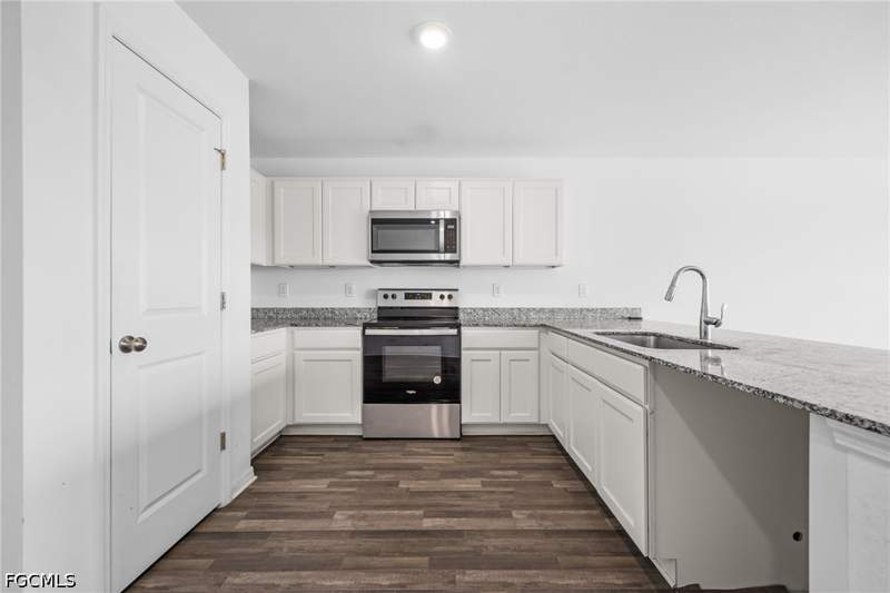 4 bedroom SingleFamilyResidence at 8043 Mangrove Cir, Port Labelle, Labelle — photo 3