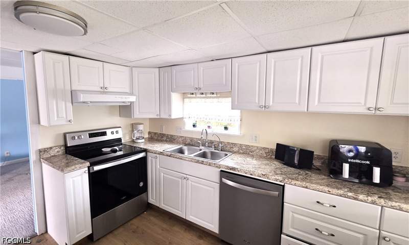 2 bedroom ManufacturedHome at 5558 Palm Beach Blvd 54, Sun-N-Fun Mobile Home Village, Fort Myers — photo 5
