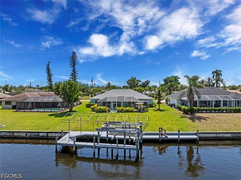 3 bedroom SingleFamilyResidence at 1413 SE 36th Ter, Cape Coral, Cape Coral — photo 2