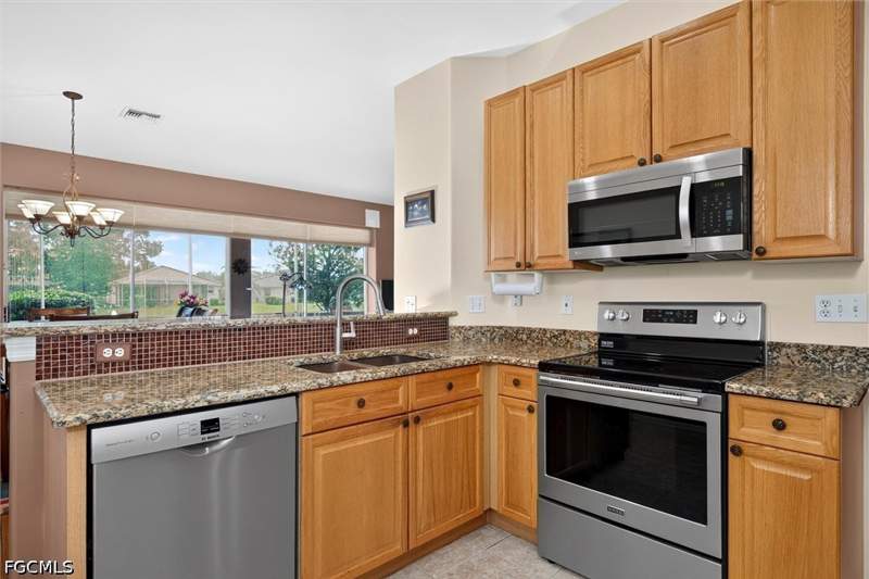 3 bedroom SingleFamilyResidence at 11237 Lakeland Cir, Silverlakes, Fort Myers — photo 5