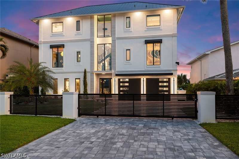 4 bedroom SingleFamilyResidence at 18 Pelican St E, Isles Of Capri, Naples — photo 1