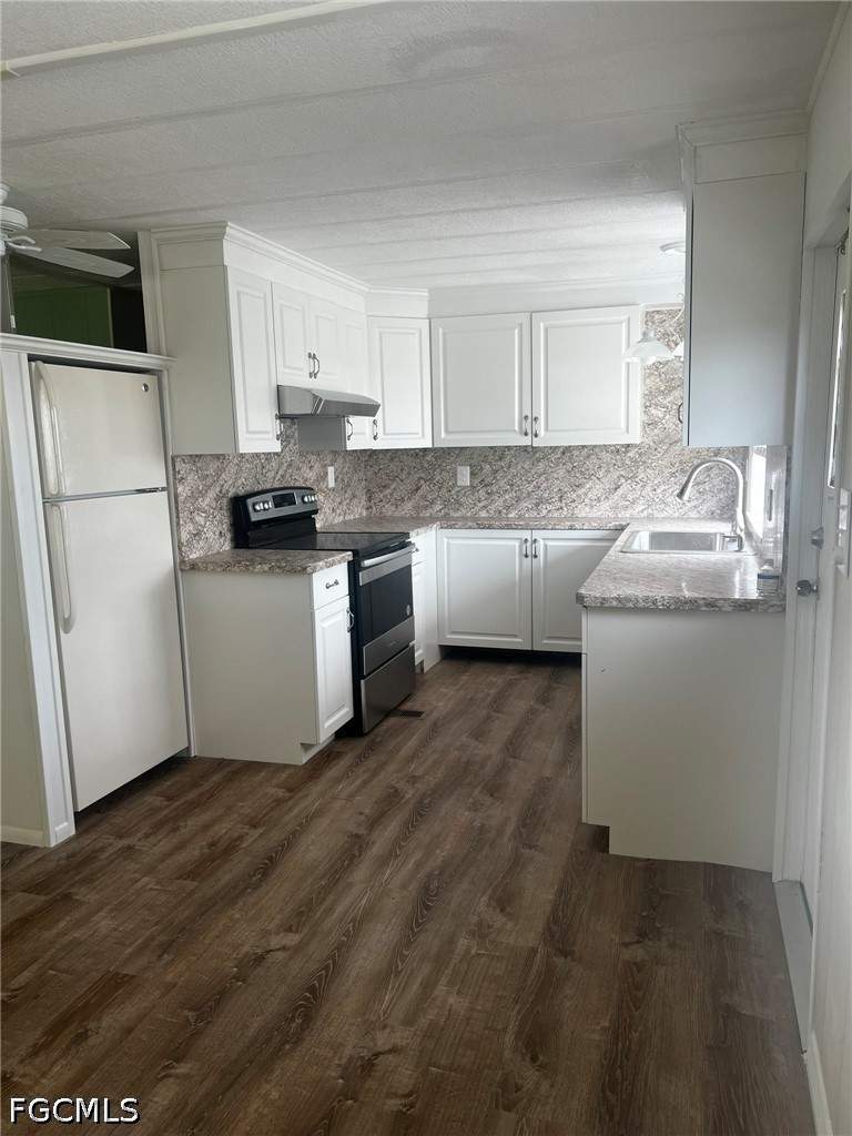 2 bedroom ManufacturedHome at 3357 Rainbow Ln, Tamiami Village, North Fort Myers — photo 3