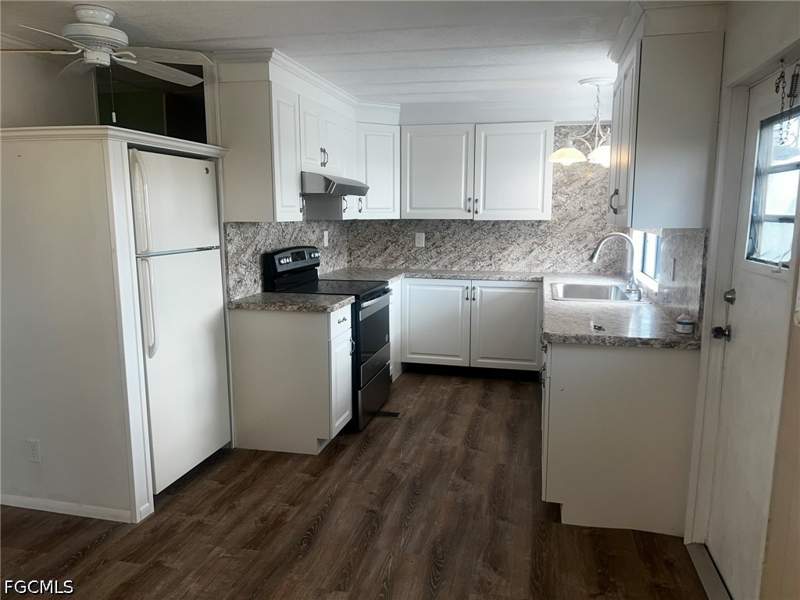 2 bedroom ManufacturedHome at 3357 Rainbow Ln, Tamiami Village, North Fort Myers — photo 4