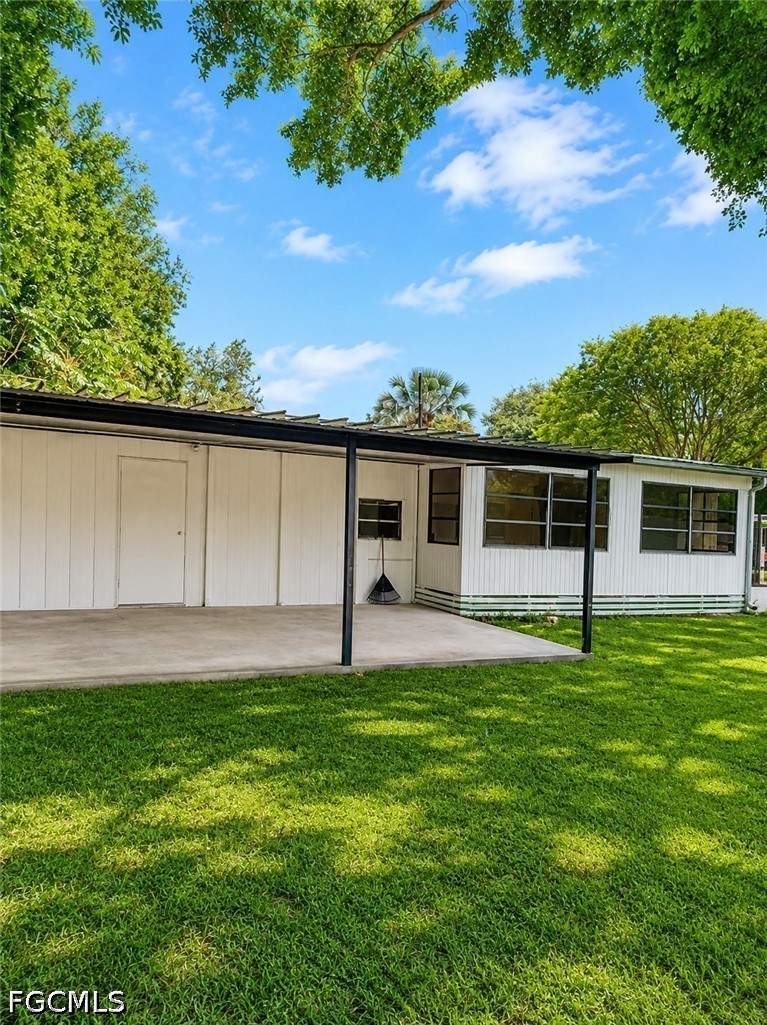 2 bedroom ManufacturedHome at 316 W Buell Dr, Fort Myers, Fort Myers — photo 4