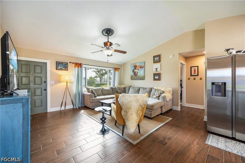 3 bedroom SingleFamilyResidence at 250 NE 10th Pl, Cape Coral, Cape Coral — photo 3
