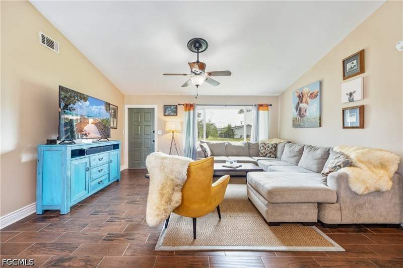 3 bedroom SingleFamilyResidence at 250 NE 10th Pl, Cape Coral, Cape Coral — photo 4