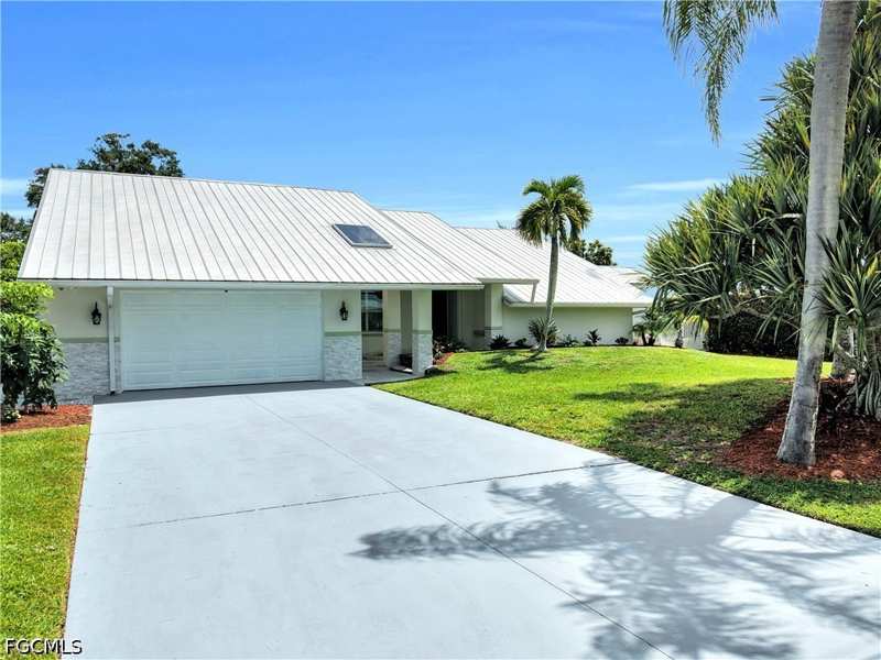 4 bedroom SingleFamilyResidence at 13808 River Forest Dr, River Forest, Fort Myers — photo 1