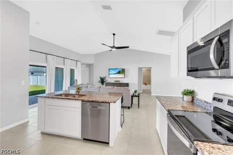 618 NE 2nd Pl, Cape Coral FL - photo 14 of 34