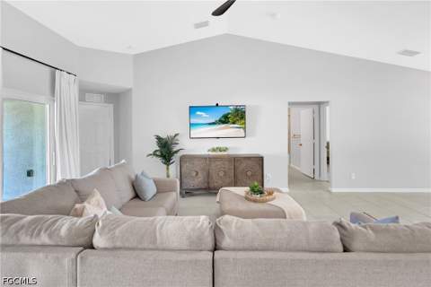 618 NE 2nd Pl, Cape Coral FL - photo 7 of 34