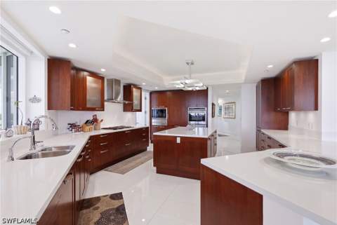 13675 Vanderbilt Dr 810, Naples FL - photo 7 of 38