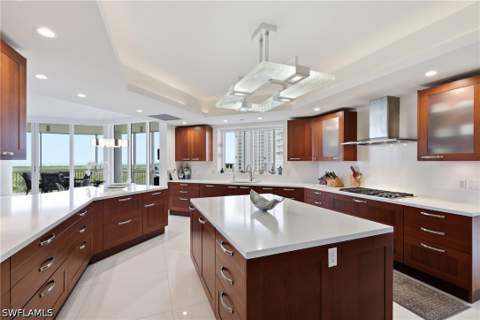 13675 Vanderbilt Dr 810, Naples FL - photo 8 of 38