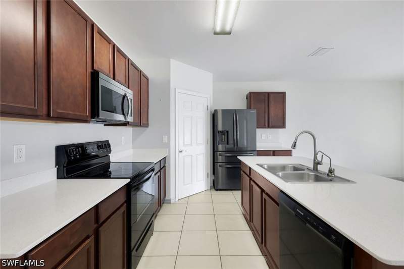 4 bedroom SingleFamilyResidence at 8117 Sandpiper Rd, San Carlos Park, Fort Myers — photo 4