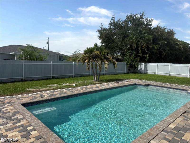 4 bedroom SingleFamilyResidence at 433 NW 1st St, Cape Coral, Cape Coral — photo 2
