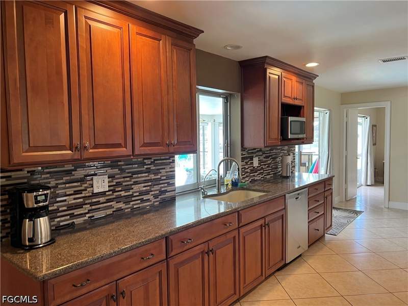 3 bedroom SingleFamilyResidence at 1124 SE 29th St, Cape Coral, Cape Coral — photo 4