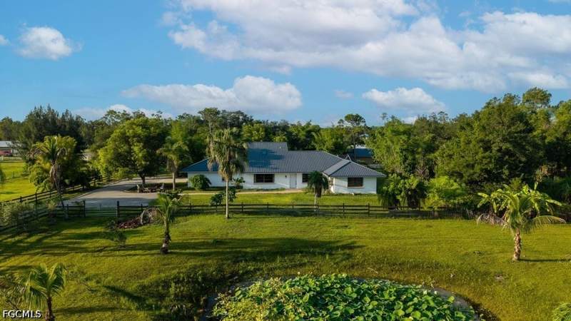 5 bedroom SingleFamilyResidence at 9200 Nalle Grade Rd, North Fort Myers, North Fort Myers — photo 3