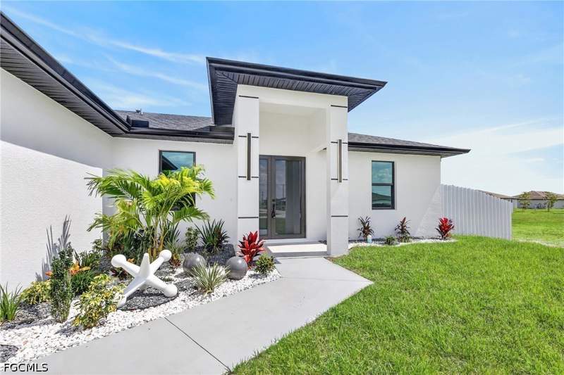 3 bedroom SingleFamilyResidence at 1003 Kismet Pkwy W, Cape Coral, Cape Coral — photo 2