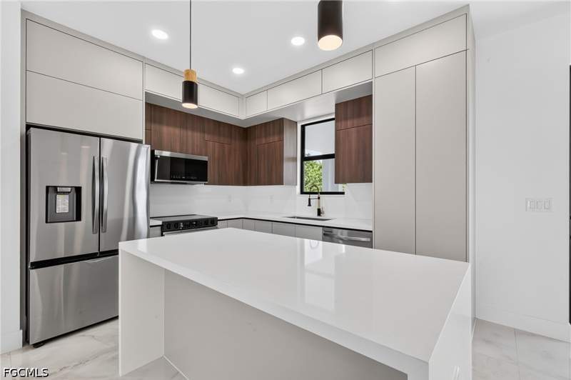 3 bedroom SingleFamilyResidence at 1003 Kismet Pkwy W, Cape Coral, Cape Coral — photo 4