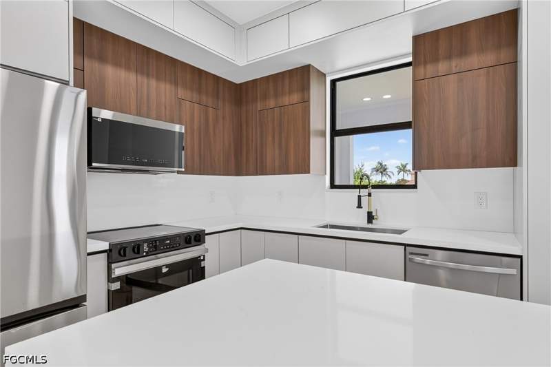 3 bedroom SingleFamilyResidence at 1003 Kismet Pkwy W, Cape Coral, Cape Coral — photo 5