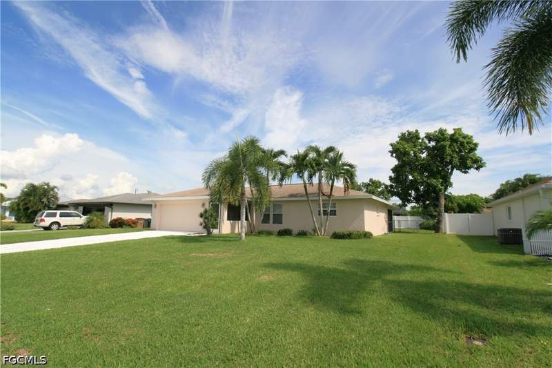 3 bedroom SingleFamilyResidence at 1421 SE 36th St, Cape Coral, Cape Coral — photo 2