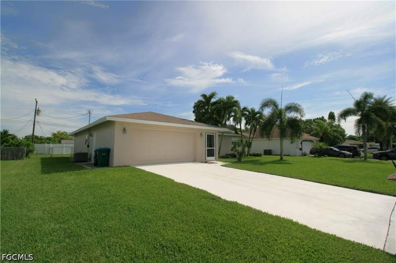 3 bedroom SingleFamilyResidence at 1421 SE 36th St, Cape Coral, Cape Coral — photo 3
