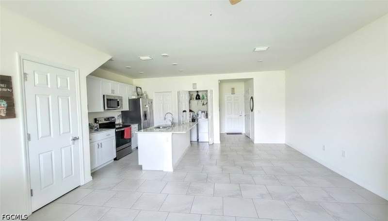 3 bedroom Attached at 14008 Oviedo Pl, Portico, Fort Myers — photo 2