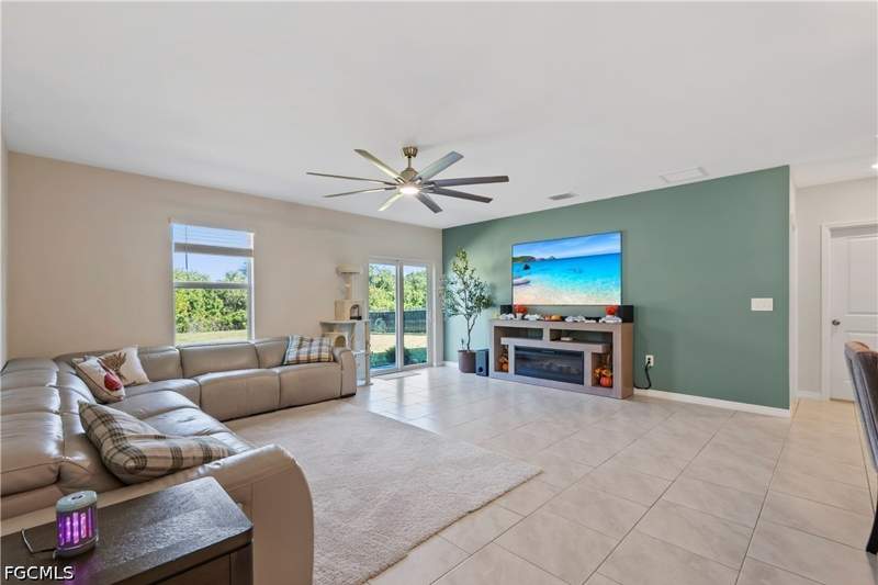 5 bedroom SingleFamilyResidence at 19972 Green Pasture Rd, Savanna Lakes, Lehigh Acres — photo 4