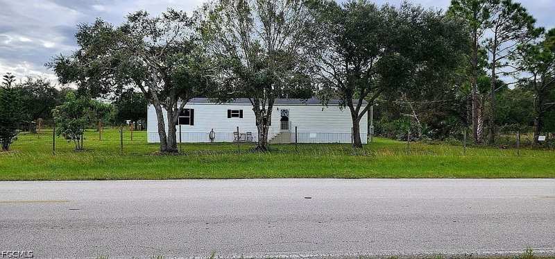 3 bedroom ManufacturedHome at 330 N Cabbage Palm St, Montura Ranch Sec 24, Clewiston — photo 1