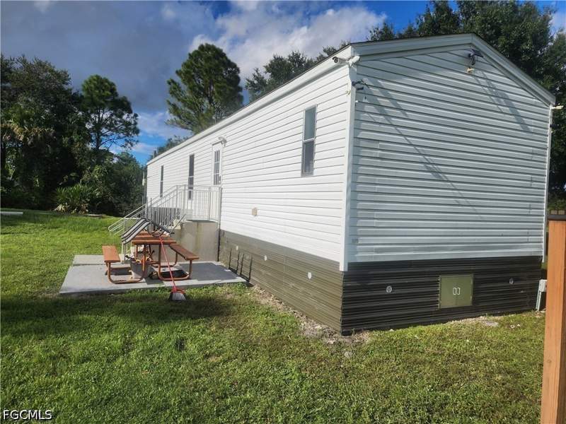 3 bedroom ManufacturedHome at 330 N Cabbage Palm St, Montura Ranch Sec 24, Clewiston — photo 2