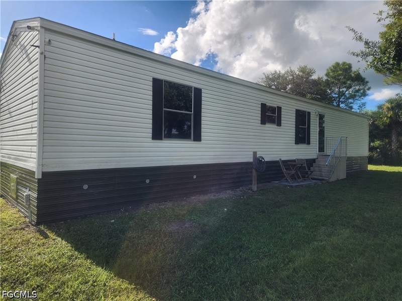 3 bedroom ManufacturedHome at 330 N Cabbage Palm St, Montura Ranch Sec 24, Clewiston — photo 3