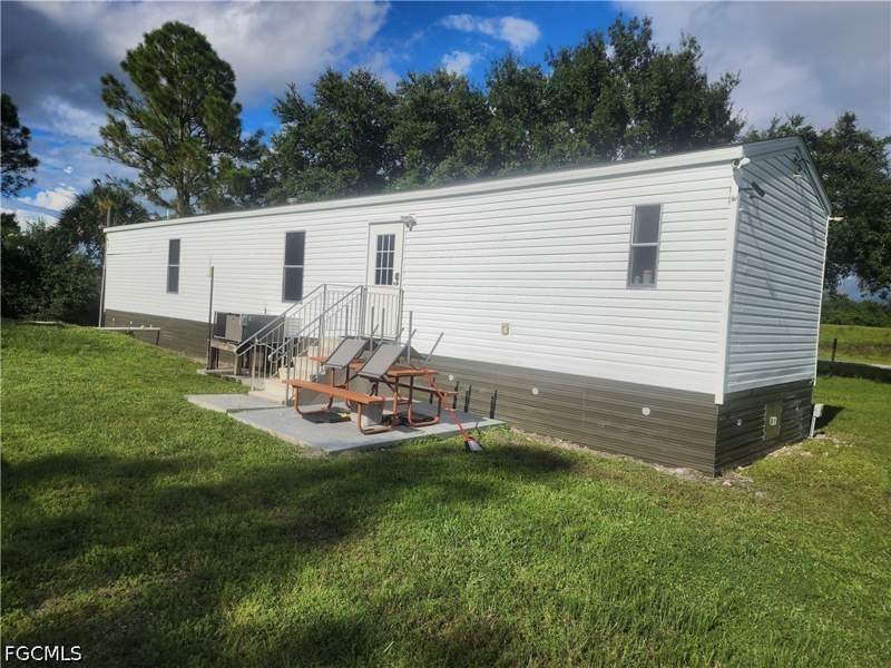 3 bedroom ManufacturedHome at 330 N Cabbage Palm St, Montura Ranch Sec 24, Clewiston — photo 4