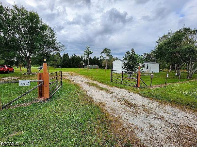 3 bedroom ManufacturedHome at 330 N Cabbage Palm St, Montura Ranch Sec 24, Clewiston — photo 5