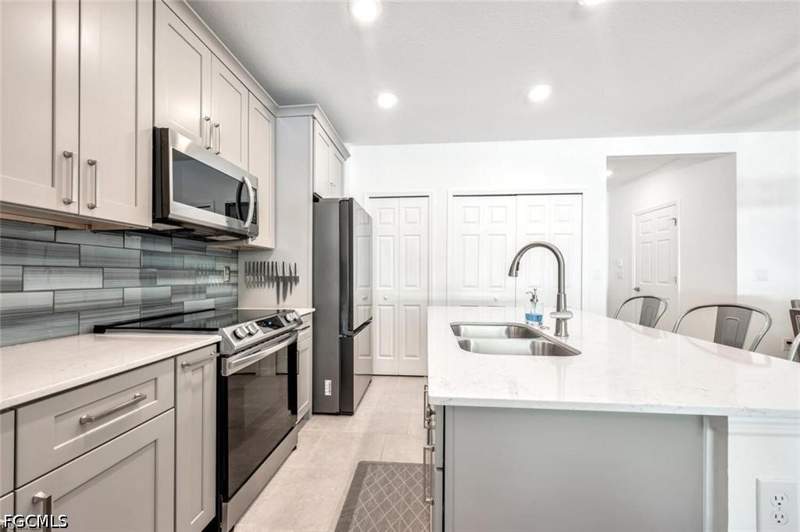 3 bedroom Townhouse at 14195 Oviedo Pl, Portico, Fort Myers — photo 5