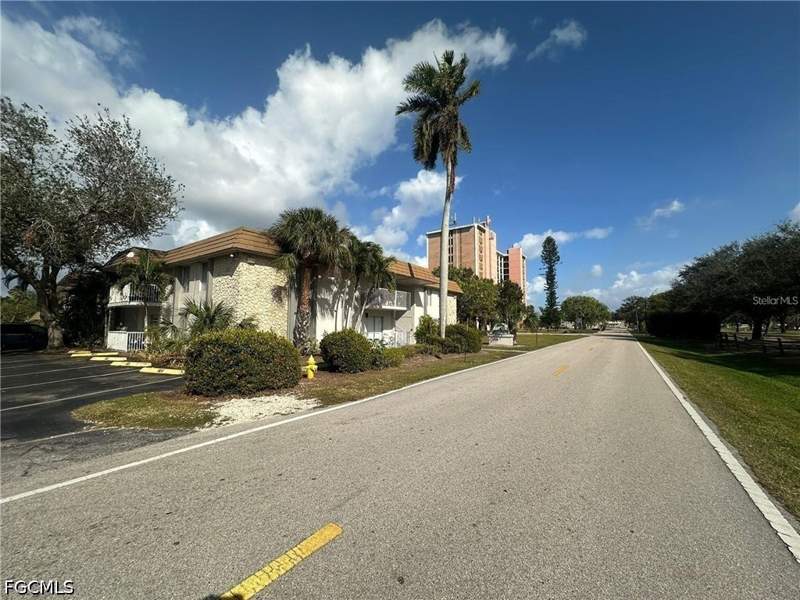 2 bedroom Condominium at 1830 Maravilla Ave 303, Green Tee Village, Fort Myers — photo 3