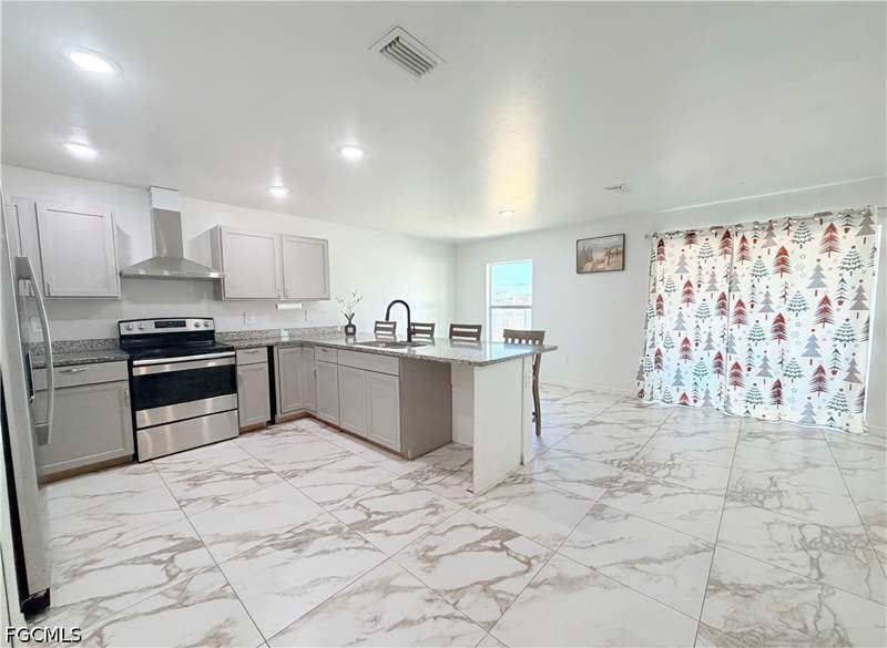 3 bedroom SingleFamilyResidence at 1010 NE 1st Ave, Cape Coral, Cape Coral — photo 3