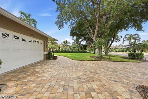 1073 N Alhambra Cir, Naples FL - photo 9 of 45
