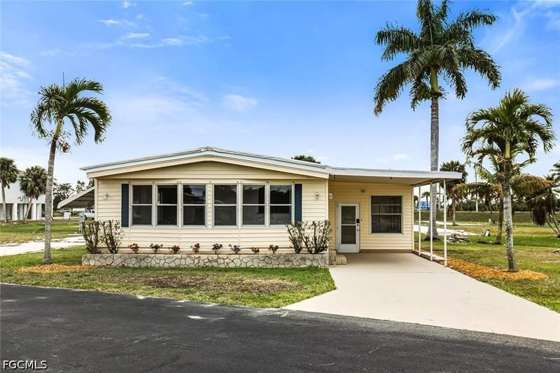 2 bedroom ManufacturedHome at 13651 Grackle DR, SUNSHINE MOBILE VILLAGE, Fort Myers — photo 1