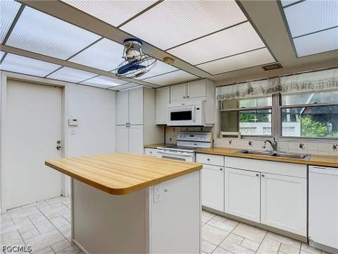 1625 Silverwood Ct, North Fort Myers FL - photo 15 of 50