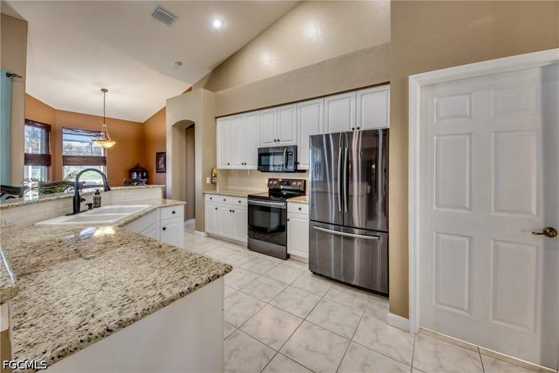 4 bedroom SingleFamilyResidence at 14008 Shimmering Lake Ct, Reflection Lakes, Fort Myers — photo 2