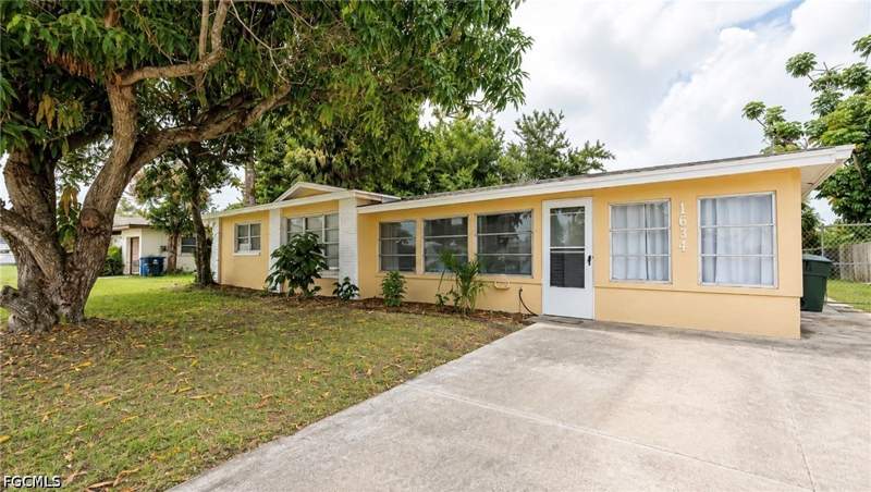 3 bedroom SingleFamilyResidence at 1634 Newport Ct, Bowling Green, Fort Myers — photo 2