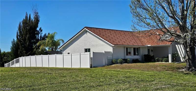 3 bedroom SingleFamilyResidence at 420 SE 15th Ter, Cape Coral, Cape Coral — photo 3