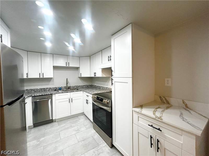 2 bedroom Condominium at 4906 Victoria Dr 103, Capeway Condo, Cape Coral — photo 3
