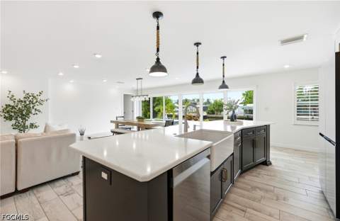16 Sunview Blvd, Fort Myers Beach FL - photo 6 of 45