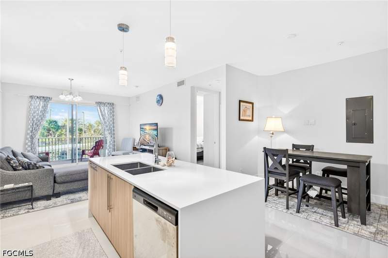 2 bedroom Condominium at 15901 Royal Pointe Ln 202, Royal Pointe, Fort Myers — photo 4