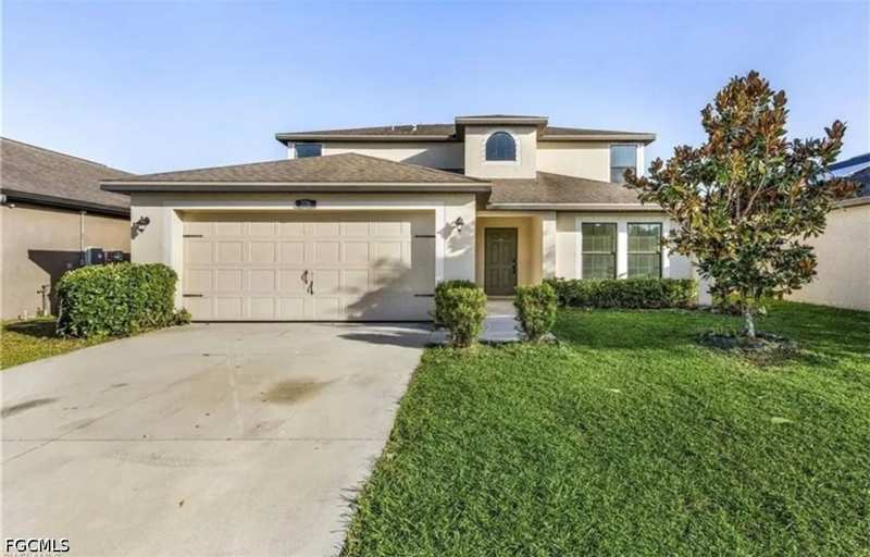 5 bedroom SingleFamilyResidence at 306 Shadow Lakes Dr, Shadow Lakes, Lehigh Acres — photo 1